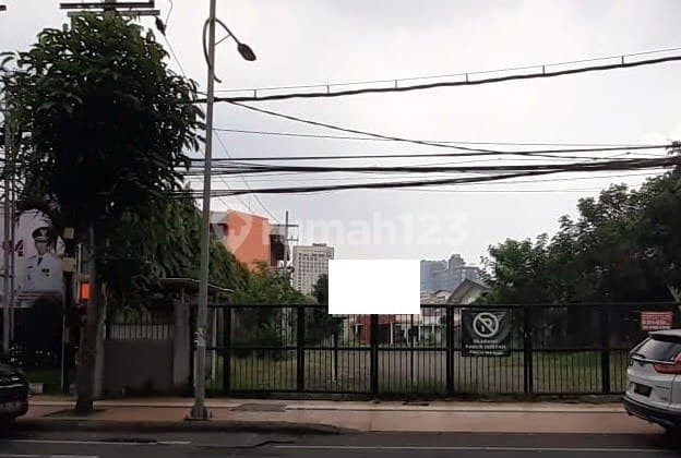 Strategic Land Calculation Building in Kayoon, Former Dcost Restaurant
