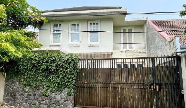 Rumah 2 Lantai Semi Furnished SHM di Darmo Permai Dekat Pakuwon Mall