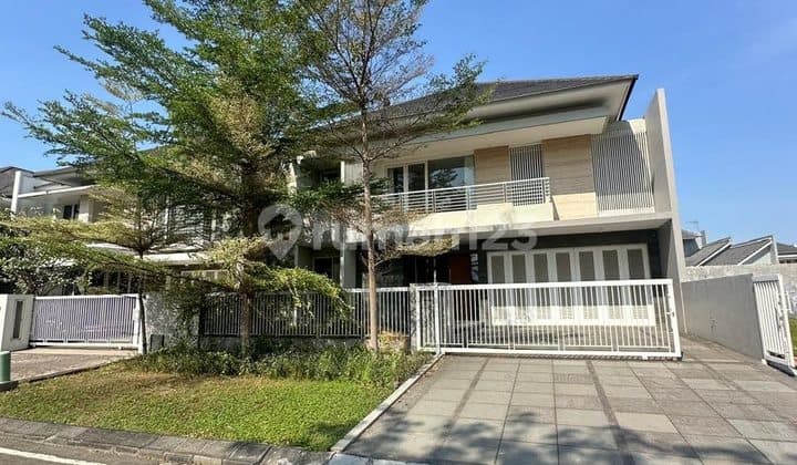 Rumah SHM 2 Lantai Main Road Ada Kolam Renang di Royal Residence Dkt Graha Citraland