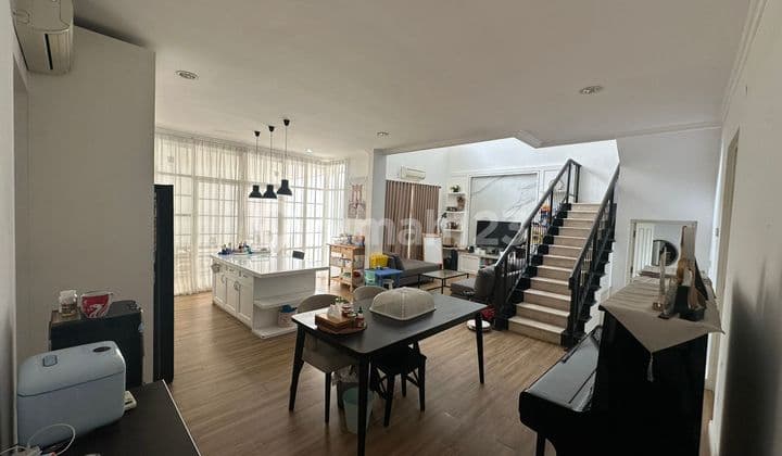 Rumah Mewah 2 Lantai Semi Furnish di Pakuwon Indah Dekat Citraland Graha