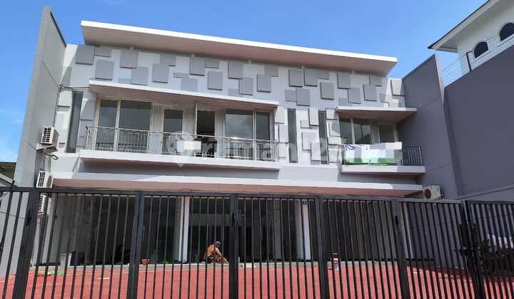 Bangunan Komersial Citraland Dekat Sekolah Ciputra, Gereja St Yakobus