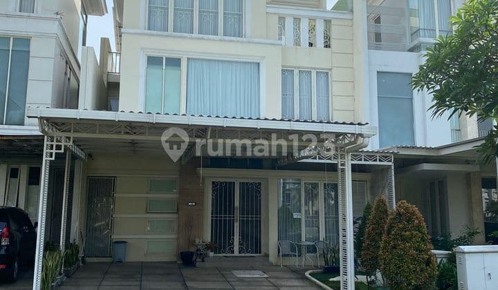 Rumah 2 Lantai Golf Area La Ritz Embassy Pakuwon Indah Surabaya