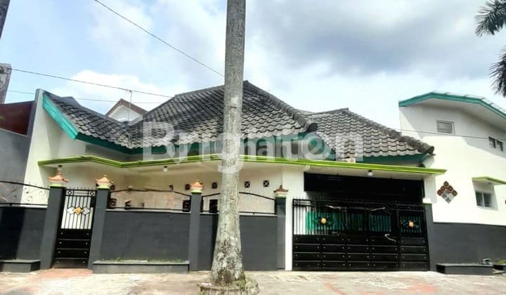 Rumah Besar di Poros Jalan Pulau - Pulau, Sukun Malang
