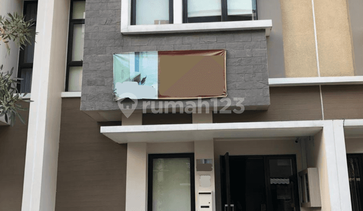 For Sale 1 Unit of 11-Room Boarding House in the Strategic Area of Gading Serpong.