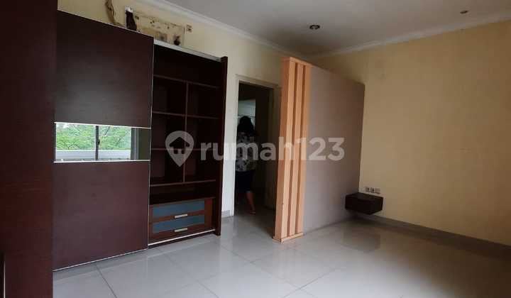 Permata Screen PIK 8x15 Size Land 300 Semi Furnished 2.5 Floors 3+1 Bedrooms Good