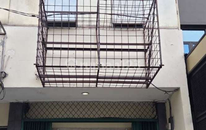 Disewakan Ruko Strategis 3 Lantai Di Radio Dalam