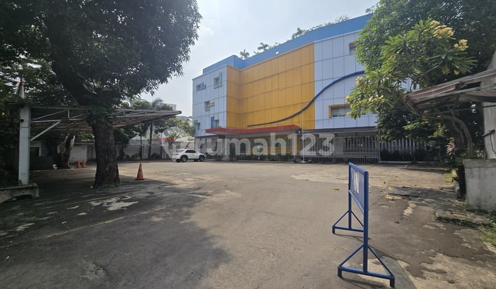 Dijual Gedung di Pinggir Jalan Soepomo Strategis