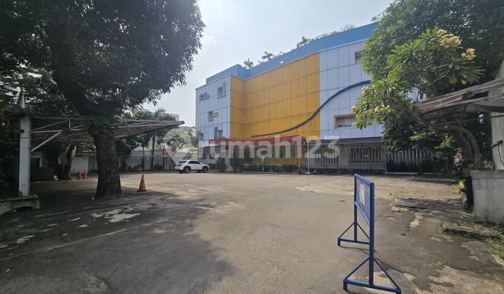 Disewakan Gedung di Pinggir Jalan Soepomo Strategis