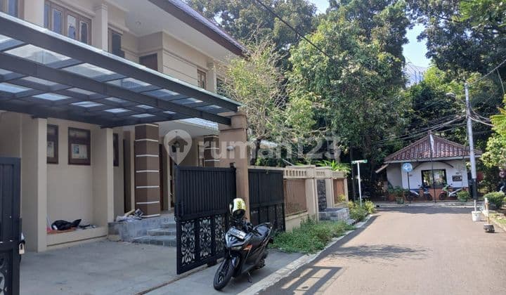 Disewa Rumah Bagus Hoek Depan Taman