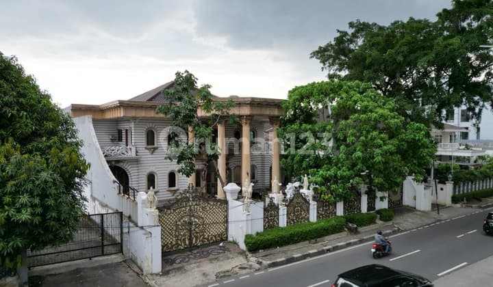 Disewakan Murah Rumah di Pinggir Jalan Utama Pondok Indah