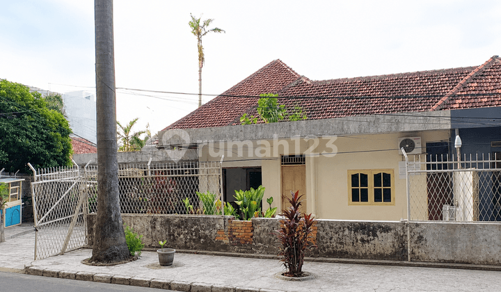 House Hoek 31x24.5 750sqm 6 Bedrooms Strategic in Menteng Central Jakarta