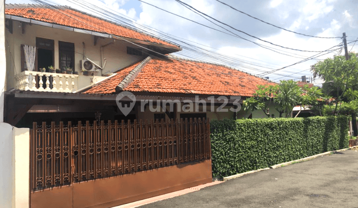 Rumah Hoek Klasik di Jak-Sel, Mampang Prapatan