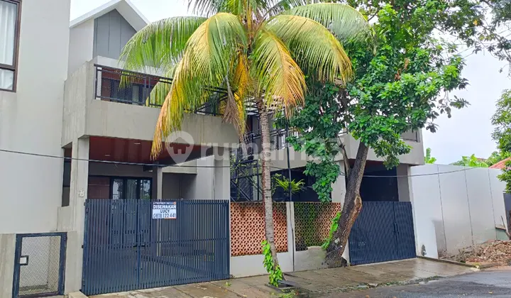 Disewakan Hunian Nyaman Depan Taman, di Villa Melati Mas