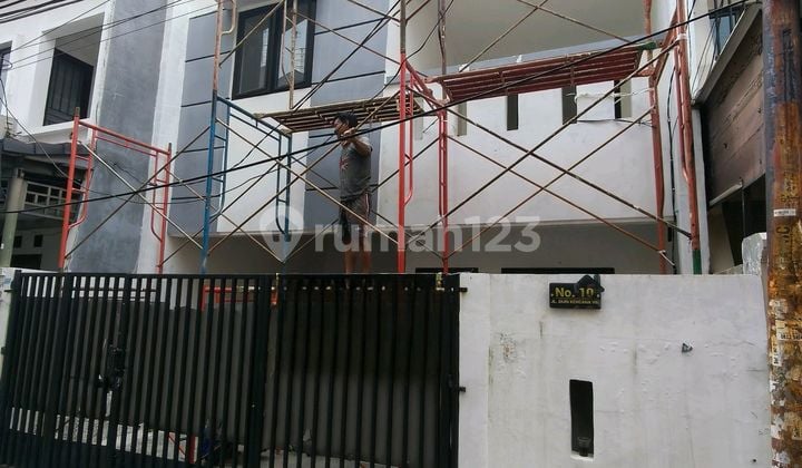 Rumah 2 Lantai Duri Kepa, Siap Huni dan Baru Direnovasi