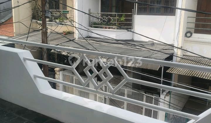 Rumah 2 Lantai Bagus, Terawat di Duri Kepa Siap Huni