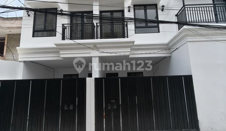 Rumah Modern Minimalis 3 Lantai - di Duri Kepa Dekat Tanjung Duren, Fasad Mewah, Siap Huni, Lokasi Strategis!
