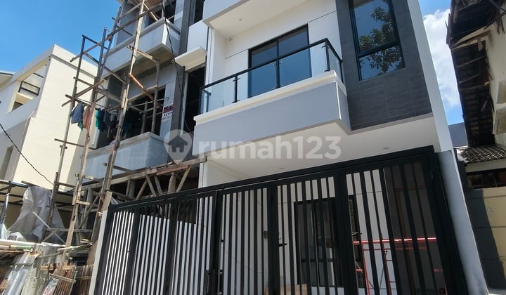 Rumah Baru 3 Lantai, Bagus di Taman Ratu Dekat Tanjung Duren