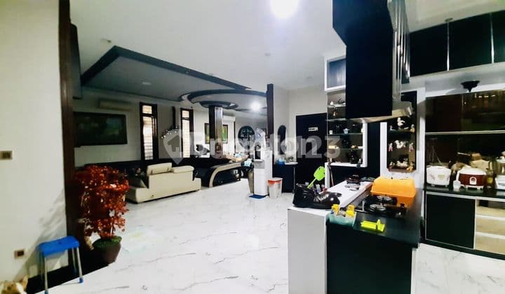 JUAL RUMAH DAERAH PISANGAN SUPER LUAS, JAKARTA TIMUR. STRATEGIS, DEKAT JALAN RAYA, DEKAT PINTU MASUK TOL CILILITAN