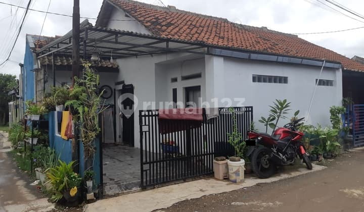 Rumah Nuansa Putih Untuk Keluarga Inti di Rancamanyar