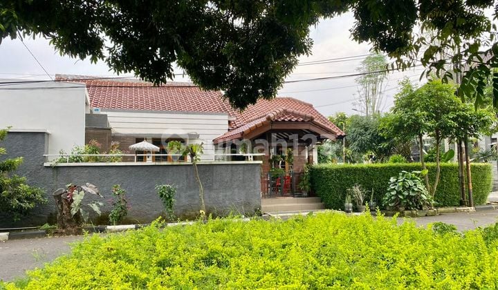 Rumah Posisi Hook, Suasana Sejuk dan Asri di Sukajadi