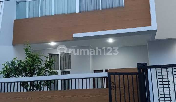 Rumah Bagus dan Terawat di Kebon Jeruk Intercom SHM