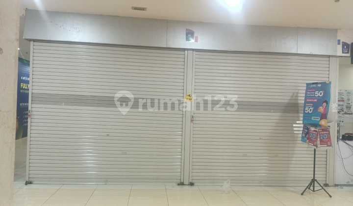 For sale: 4 connected kiosks at Manggadua Square, North Jakarta.
