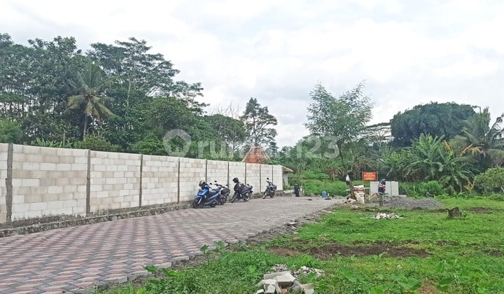 Tanah Selatan kampus UII di Jl. Kaliurang km.10 Sleman