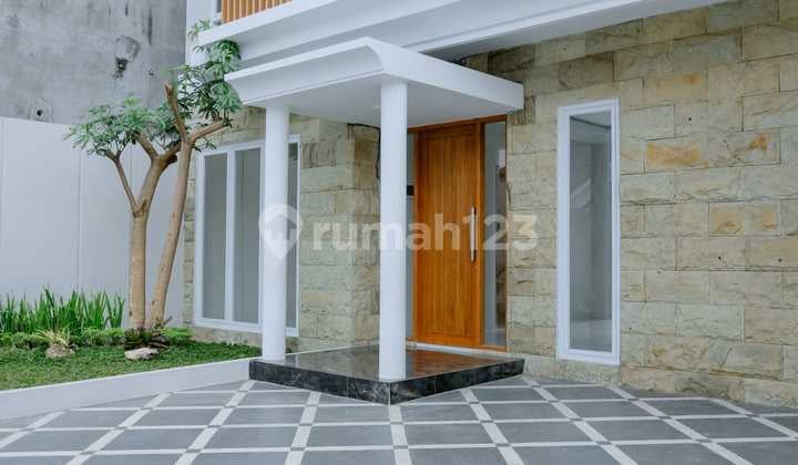 10 minutes to Jogja Monument Near UGM Palagan House SHM Ngaglik, Sleman