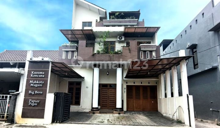 Full Perabot, Rumah Seturan 3 Lantai Siap Huni