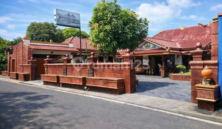 Translation: For Sale: Javanese Ethnic House in the Central Kraton Area of Yogyakarta City