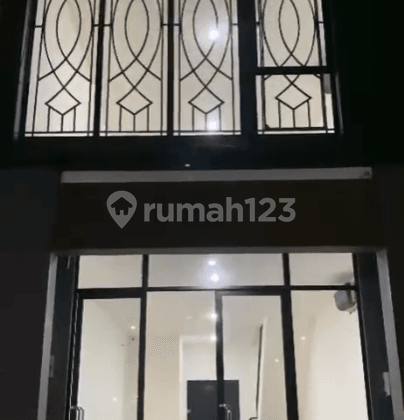Disewakan Ruko 3 Lantai di Hampton Avenue By Rumah Chinida (Dw)