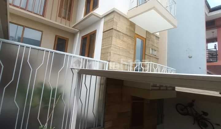 Very Nice and Very Comfortable House Inside a Cluster in a Strategic Location at Nusaloka BSD Serpong, South Tangerang, Banten.