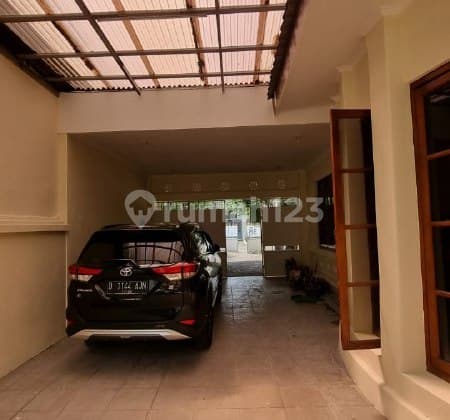 Disewakan Rumah Cantik di Menteng Lokasi Strategis
