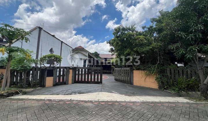 Rumah Manyar Parkiran Luas Cocok Usaha, Strategis Pusat Kota