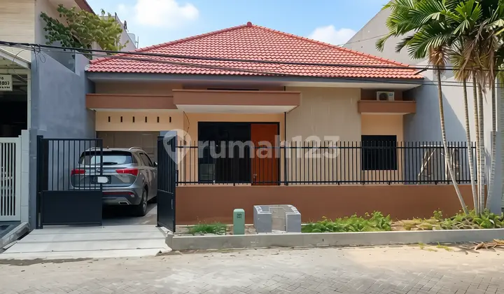 翻译为英语:Ready-to-Occupy House with Backyard Manyar Tirtomoyo