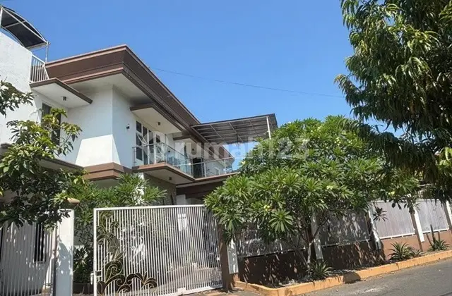 Nginden Intan Hook 2,5 Storey Ready to Occupy, Condition Still Very Well Maintained