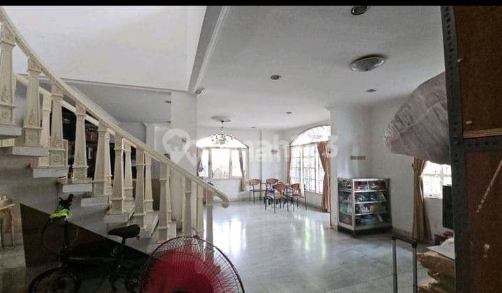 Dijual Cepatrumah Cantik Posisi Hook Jl Flamboyan Taman Ratu Uk 18 X12 3 Kamar Mandi3 Kamar Tidur2 1/2 Lantaishmakses Jalan 2 Mobilhadap : Barat , Selatan Harga Jual 4,5M Nego