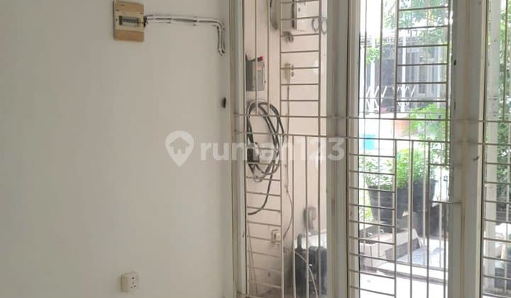 *Dijual/Sewa* *Rumah Green Court*●Uk 6 X 15●Lt 90 M²●Lb ●3 + 1 Kt●2 Km●2 Lantai●Listrik 5500 Watt●Shm●Pam●Unfurnished●Tersewa Sampai Mei 2026●Fasilitas Perumahan Ada Swimming Pool *Jual : 2,4 M (Nego)* *Sewa : 65 Juta/Thn* *Minimal Sewa 2 Tahun* *Deposit
