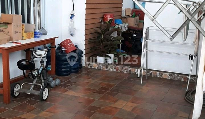 For Sale: House. Address: Citra 2 Ext. Size: 10 x 10.2 M2, corner position. 3 Floors, Bedrooms: 4 + 1, Bathrooms: 3 + 1. Running water, 7700 Watt electricity. Corner position, 1 car carport, road width for 2 cars, facing West and South. SHM certificate. Sale Price: 2.6 M (negotiable).