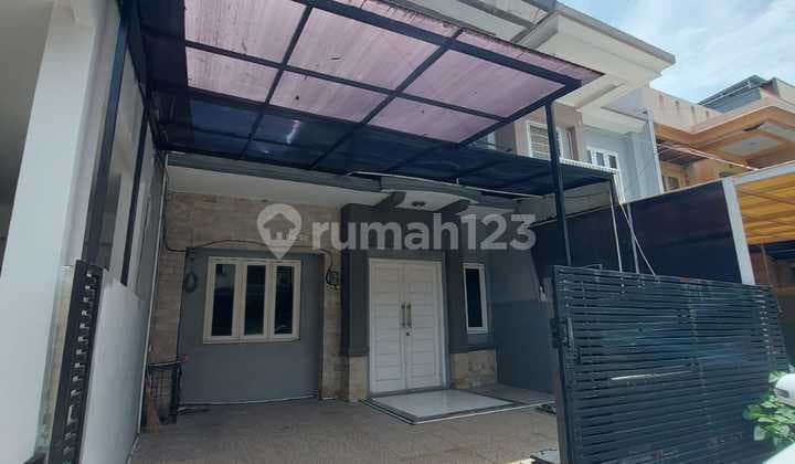 For rent: Rumah Mutiara Palem.Land area: 90 m² (6 x 15) Building area: 120 m²Floors: 2Bedrooms: 2Bathrooms: 2Carport: 1 carFacing: SouthElectricity: 2200 WattsWater pumpCertificate type: Freehold (SHM)Nearby facilities: Great location, near schools, hospital, shops, mall