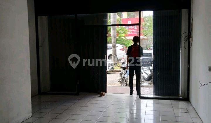 For Rent: Taman Palem Lestari Shop House.. Size 4.5 x 183.5, Floor, Electricity 11,000 W, Piped Water *IPL: Rp. 330,000 /month Price 110 Million /year Negotiable Location Jln Boulevard