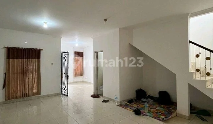 Di Sewakan/ di Jual/Rumah Tmn Semanan Indah ..Lt.102..Lb.200/ 2 Lantai ..Shm..Pam ..Harga Sewa ..50 Juta. / Harga Jual .2.2 M Nego