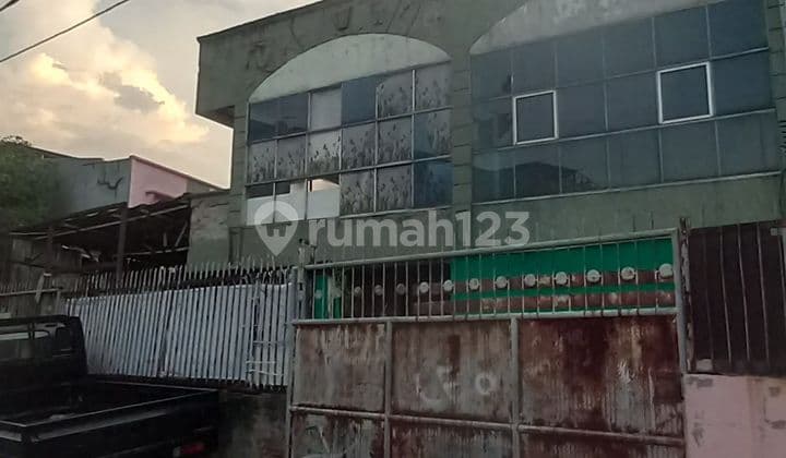 Warehouse in Angke for sale cheap.