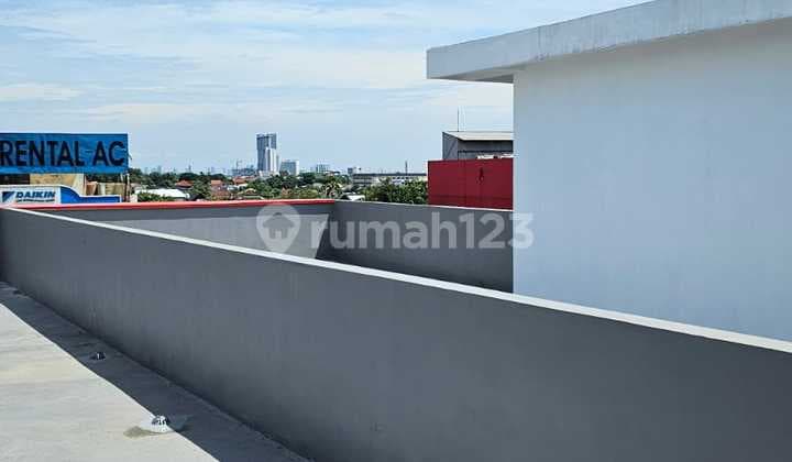 FOR RENT: 3-STORY STRATEGIC SHOPHOUSE CHEAP ON THE MAIN ROAD IN BINTARO