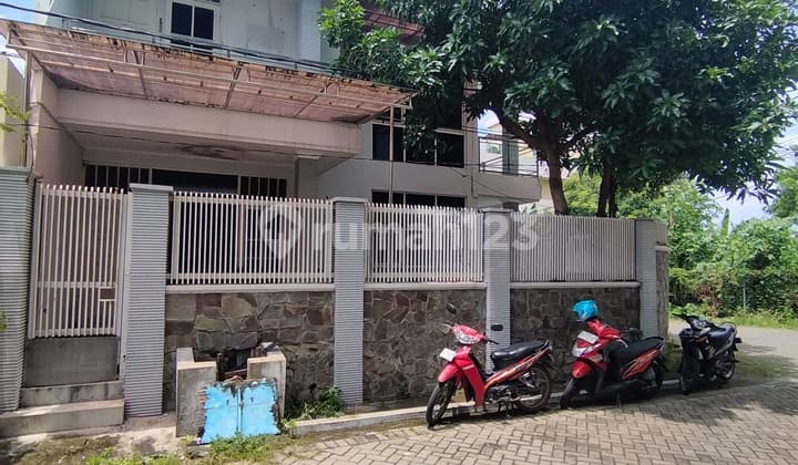 Rumah Hook 2 Lt Simpang Darmo Permai Selatan Semi Furnish