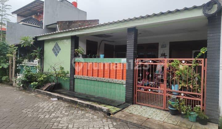 Selling a well-maintained house with SHM certificate in Cipondoh.