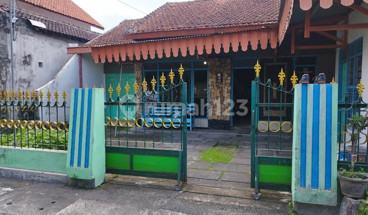 Dijual tanah bonus bangunan, Dekat banyak kampus, cocok untuk kost