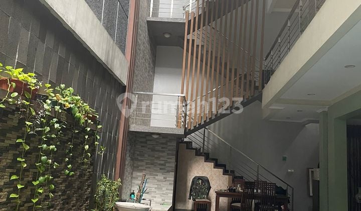 Rumah Gaya Modern Ada Kolam Berenang di Taman Modern Cakung, Jakarta Timur