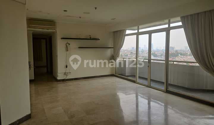 Apartemen Luas Super Strategis di Slipi, Jakarta Barat