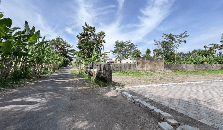 Prime Land on Kaliurang Street Km 9, Close to UGM and UII Campuses, SHM Ready, Suitable for Building a 2-Story House with 4 Bedrooms.